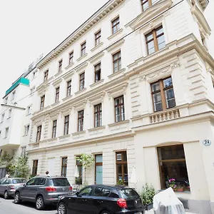 Traditional Apartman
